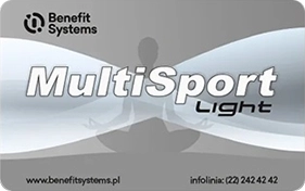 Lodowisko Misiałek Szaro-biała karta MultiSport Light od Benefit Systems, przedstawiająca niewyraźną sylwetkę osoby w medytacyjnej pozie, z danymi kontaktowymi i stroną internetową firmy na dole.